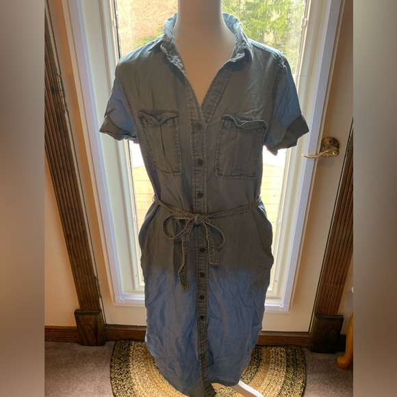 C&C California Dresses & Skirts - C&C California size S Light Wash Denim Shirt Dress w/Tie Belt
